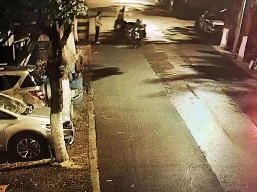 吃瓜路人摔骨折,引发网友热议 第1张 吃瓜路人摔骨折,引发网友热议 第1张
